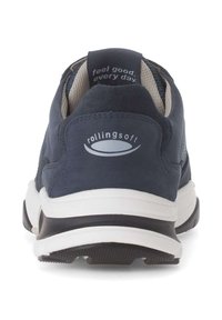 Baskets bleu marine avec une tige texturée, semelle intermédiaire blanche et semelle extérieure noire. Présente un tirant et un logo sur le talon.