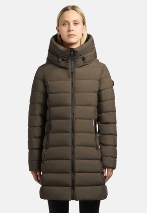Manteau rembourré marron avec un col haut, une fermeture éclair à l'avant et des poches latérales. Il présente des sections matelassées et une capuche ajustable avec des fermetures à cordon.