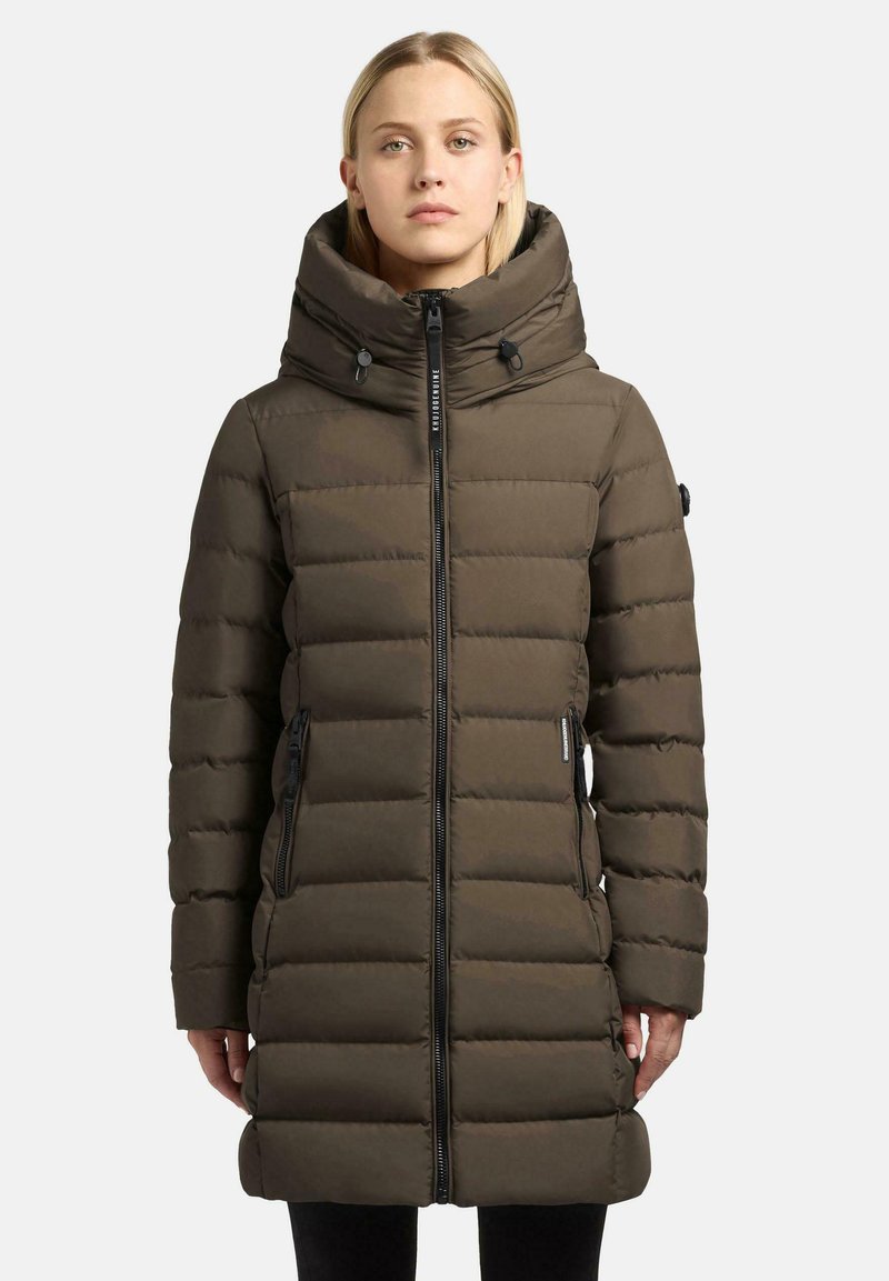 Brun puffjacka med hög krage, dragkedja fram och sidofickor. Har quiltade sektioner och justerbar huva med snörslut.