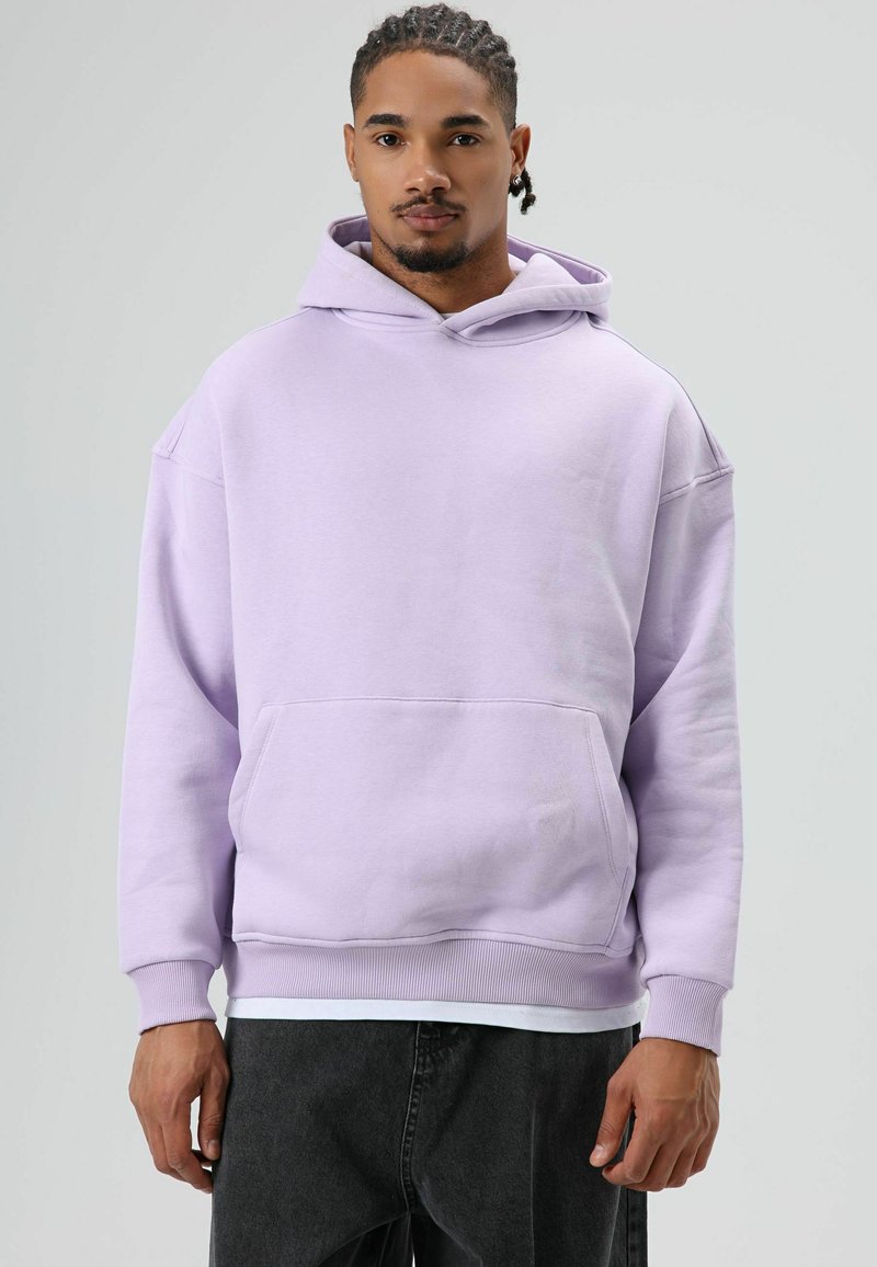 Lavendelkleurige oversized hoodie met een kangoeroezak, geribbelde manchetten en zoom, gemaakt van zacht stof, met een eenvoudig, minimalistisch ontwerp.