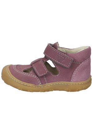 Sandale pour enfant en daim rose avec deux brides Velcro ajustables et semelle en caoutchouc couleur camel, vue de côté sur fond blanc.