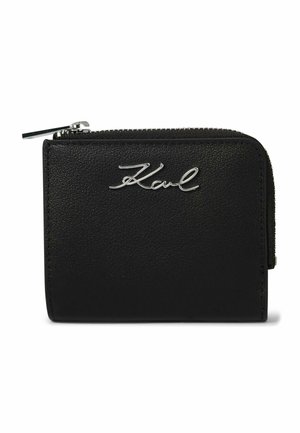Portefeuille en cuir noir à fermeture éclair tout autour avec lettrage argenté du logo sur le devant.