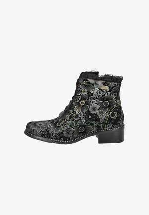 Stivale alla caviglia nero in tessuto simile alla pelle scamosciata, con lacci anteriori e occhielli decorativi; presenta un tacco chunky e un colletto arricciato.