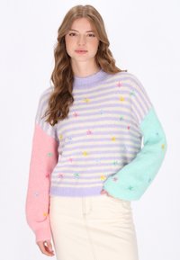 Maglione a righe con colori pastello; texture morbida, maniche lilla e rosa, dettagli in verde menta e fiori ricamati.