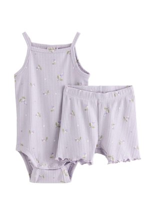 Lyslilla babydragt med ribstrik og blomsterprint samt matchende shorts, udstyret med tynde stropper og trykknapper ved skridtet.
