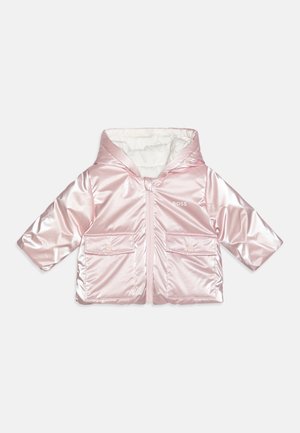Veste à capuche rose brillante pour tout-petit, avec fermeture éclair frontale, deux poches à rabat et doublure intérieure matelassée blanche.