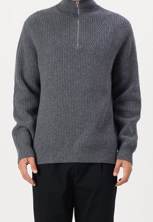 Pull gris côtelé avec col montant et demi-fermeture éclair, doté de manches longues et d'une coupe décontractée, fabriqué en maille texturée.