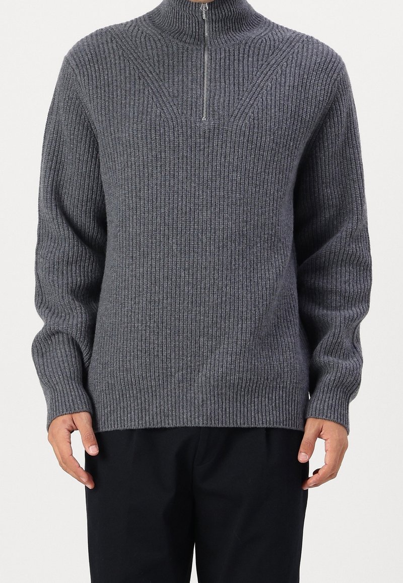 Pull gris côtelé avec col montant et demi-fermeture éclair, doté de manches longues et d'une coupe décontractée, fabriqué en maille texturée.