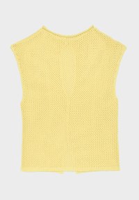 Gelbe gestrickte ärmellose Sweaterweste mit einem strukturierten offenem Strickmuster, flach auf einem einfarbigen Hintergrund liegend.