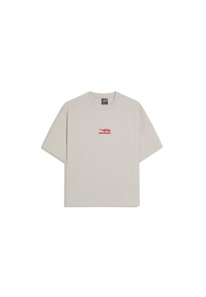 Svetlosivé tričko s krátkym rukávom a okrúhlym výstrihom, s malým červeným logom „out of core“ a grafikou na hrudi.