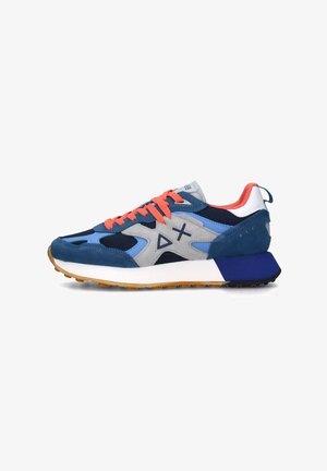Blaue und marineblaue Sneaker mit orangen Schnürsenkeln, aus Netzmaterial und Wildleder, mit weißen und grauen Akzenten. Sie verfügen über eine Gummisohle und ein geometrisches Design.