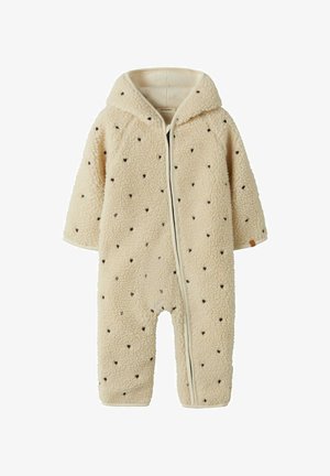 Cremefarbener Fleece-Einteiler für Babys mit Kapuze, Frontreißverschluss und kleinen dunklen Herzmustern, die über den Stoff verteilt sind.