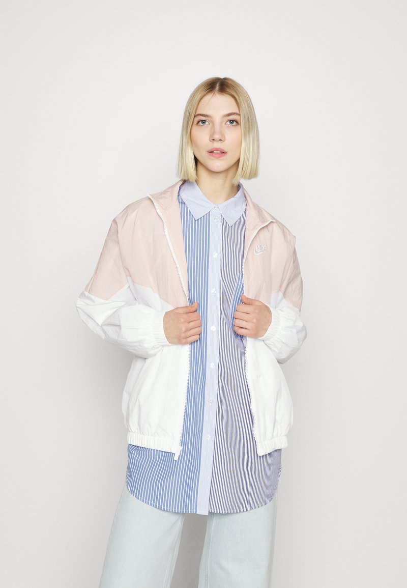 Damen Leichte Jacken | Nike Sportswear Windbreaker pink oxford/white/rosa - ID33608 Damen Leichte Jacken | Nike Sportswear Windbreaker pink oxford/white/rosa - ID33608