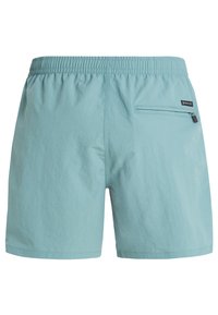 Lyseblå badeshorts med elastisk talje og en lynlåslomme på bagsiden til højre med et lille sort mærke.