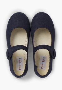Zapatos Mary Jane de lona azul marino con punta redonda, tira elástica y plantilla beige con una etiqueta de logo colorida. Material texturizado en todo el zapato.