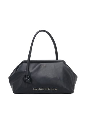 Borsa sintetica nera con un dettaglio a nodo sul manico. Presenta una texture liscia e un testo dorato che recita: "Ero una bottiglia, ora sono la tua borsa."