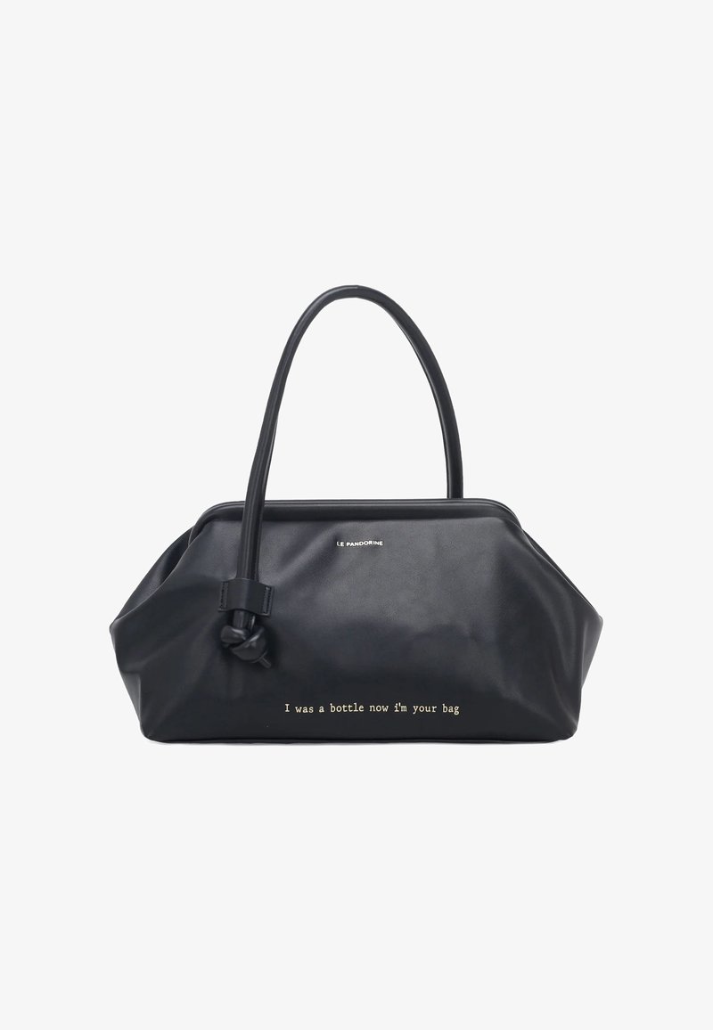 Borsa sintetica nera con un dettaglio a nodo sul manico. Presenta una texture liscia e un testo dorato che recita: "Ero una bottiglia, ora sono la tua borsa."