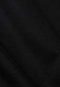 Svart tyg med en jämn, mjuk textur och fin ribbning, som uppvisar en subtil lyster och en enhetlig yta. Lämplig för olika klädesapplikationer.