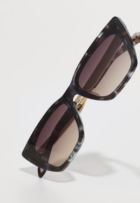 Vierkante zonnebrillen met een donker schildpadprint frame en gradient lenzen. Heeft een gouden brug en dikke, gestructureerde armen.