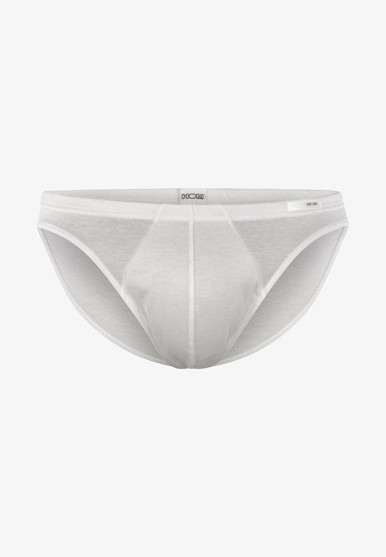 Witte katoenen slipjes met een gladde textuur, elastische tailleband en een gevormde pouch, ontworpen voor comfort en pasvorm.
