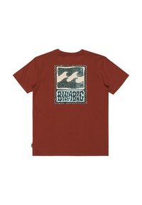 Camiseta de algodón marrón con un gran gráfico multicolor que presenta olas y texto en la parte posterior. Mangas cortas, corte relajado y textura suave.