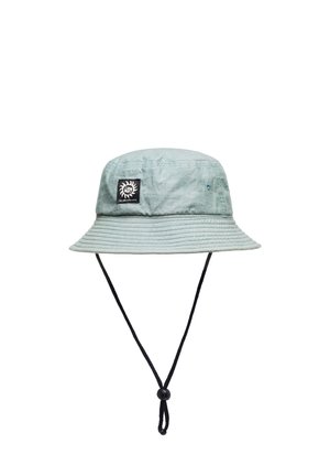 Helles blauer Bucket Hat aus Stoff mit strukturiertem Finish. Mit einem schwarzen Logo-Patch und einem verstellbaren schwarzen Kordelzug.