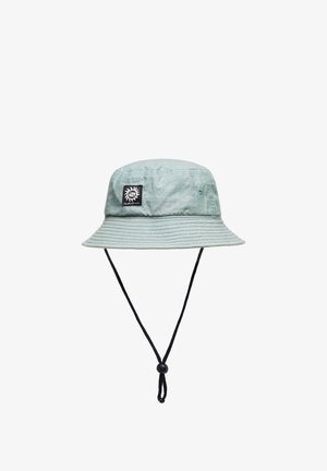 Lichtblauwe zonnehoed van stof met een gestructureerde afwerking. Beschikt over een zwart logo-embleem en een verstelbare zwarte trekkoord.