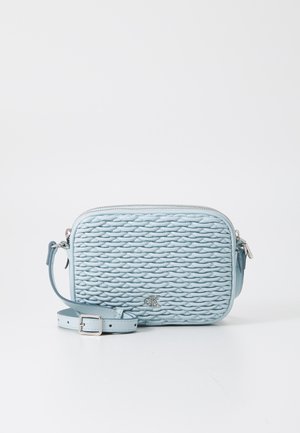 Borsa a tracolla di colore azzurro chiaro con design a trama intrecciata, dotata di una cerniera in argento, tracolla regolabile e piccolo logo sul davanti.