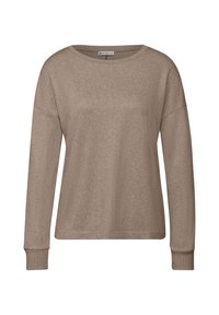 Hellbrauner Pullover mit langen Ärmeln und einem Bootsausschnitt. Er verfügt über gerippte Bündchen und eine subtile strukturierte Oberfläche, gefertigt aus einem weichen Material.