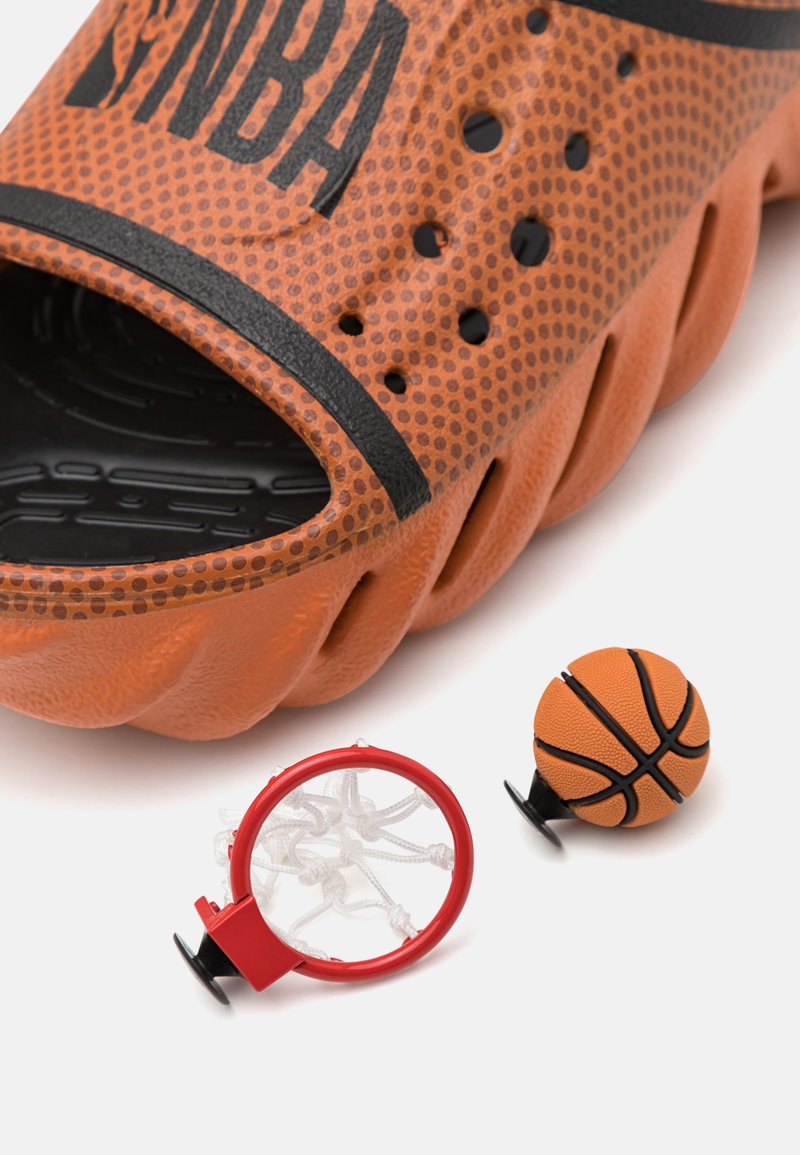 CROCS NBA Men’s Basketball Slide Sandals in Orange Crocs NBA Echo Slide Orange - 67.95 € | Available at KICKZ main image 4