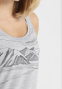 Canottiera grigia con grafica di paesaggio montano in contorno nero, con scollatura rotonda e texture sottile.