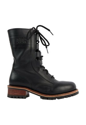 Botte mi-mollet en cuir noir à lacets, talon en bois empilé, semelle rainurée et détail embossé "Dior" près du haut.
