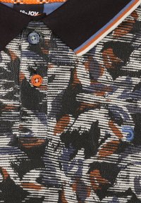 Polo shirt met korte mouwen van een textuurstof met een zwart, wit en kleurrijk abstract patroon, knoopdetails en een contrasterende kraag.