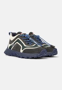 Herren-Sneaker mit einem Obermaterial aus dunkelgrauem Wildleder, weißen und grünen Akzenten, blauen Schnürsenkeln und einer strukturierten navy-blauen Sohle für besseren Halt.