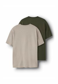 Två kortärmade t-shirts visas rygg mot rygg. Den ena är beige och den andra mörkgrön, båda med rund halsringning och mjuk struktur.
