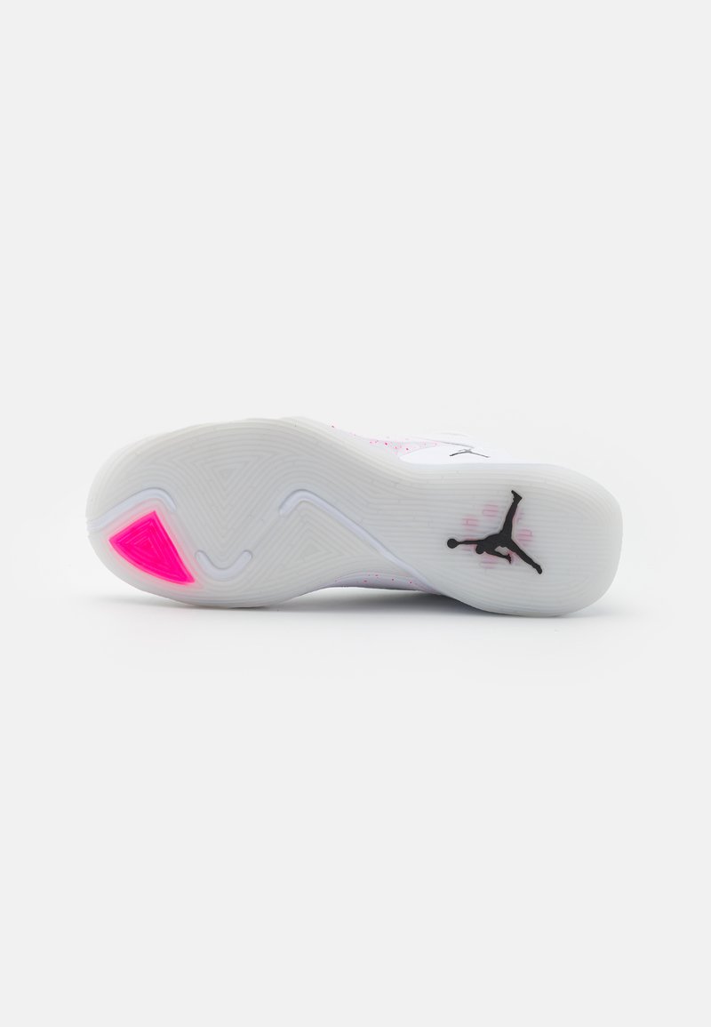 Weiße Sneaker-Sohle mit pinken Akzenten, strukturiertem Gummi für besseren Grip und einem schwarzen Logo. Sie zeichnet sich durch eine geschwungene Form und ein auffälliges Fersendesign aus.