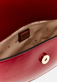 Guess ARNELA FLAP - Handväska - rot