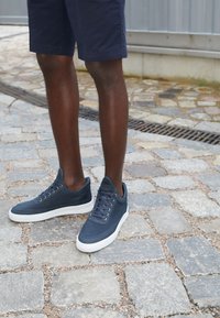 low top ripple sneaker van nubuck