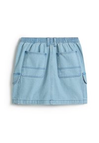 Falda de mezclilla azul claro con cintura elástica, que cuenta con dos grandes bolsillos frontales y un diseño casual. Textura suave y costura simple.