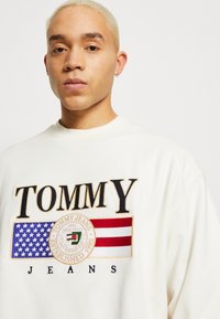Tommy Jeans BOXY LUXE CREW - Mikina - ancient white