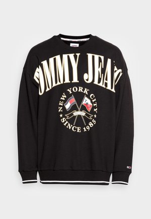 Sort langærmet sweatshirt med teksten "TOMMY JEANS", krydsede flag og "NEW YORK CITY SINCE 1985" trykt foran.