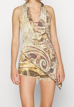 Bedrucktes Halston-Top mit drapiertem Design in beigen, braunen und goldenen Paisleymuster; verfügt über einen tiefen Ausschnitt und aufwendige Details.