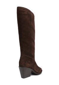 Stivale alto in suede marrone con tacco a blocco impilato e punta leggermente appuntita, mostrato da un'angolazione laterale posteriore.