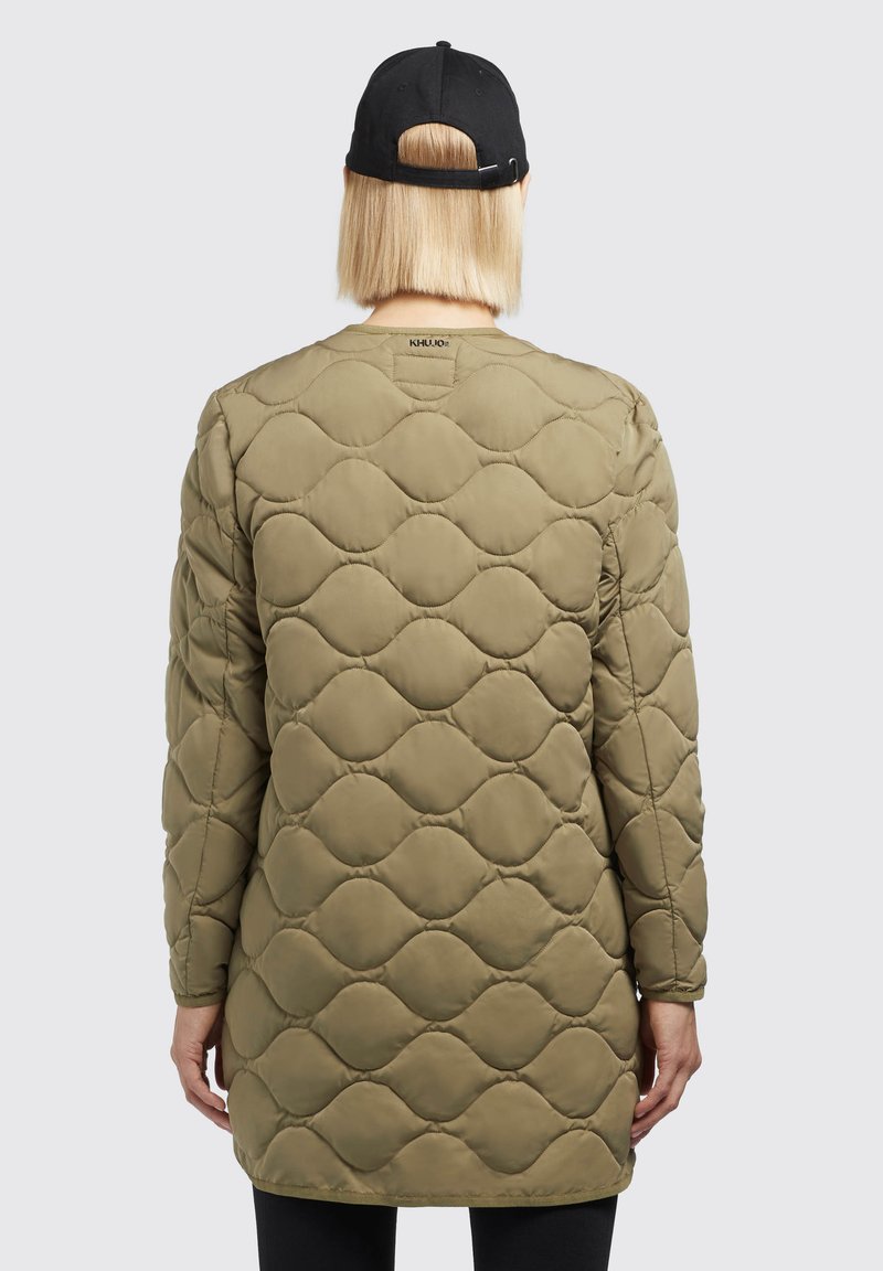 Olivgrüner, gesteppter Puffer-Mantel mit längerer Silhouette, runder Halslinie und einem dezenten Markenetikett auf dem Rücken.