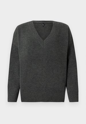 Maglione grigio lavorato a maglia con scollatura a V, polsini e orlo a coste. Presenta una texture morbida e una vestibilità comoda, ideale per essere indossato a strati in condizioni di freddo.