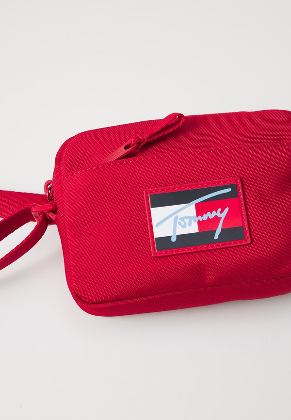 SCRIPT FLAG CROSSOVER BAG UNISEX – Umhängetasche