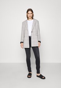 Calvin Klein Jeans MID RISE SKINNY - Aptempti džinsai - washed black