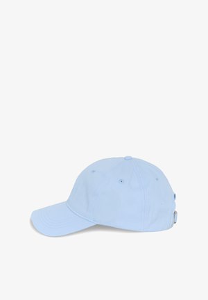 Svetlo modra baseball kapa z ventilacijskimi luknjicami in nastavljivim trakom, prikazana od strani na belem ozadju.