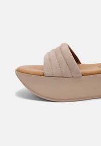 Tamaris Sandály na platformě - taupe