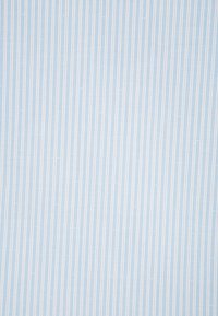 Ljusblått tyg med vertikala vita ränder, slät textur, jämn väv, små prickar utspridda, lämpligt för klädsel eller plagg.